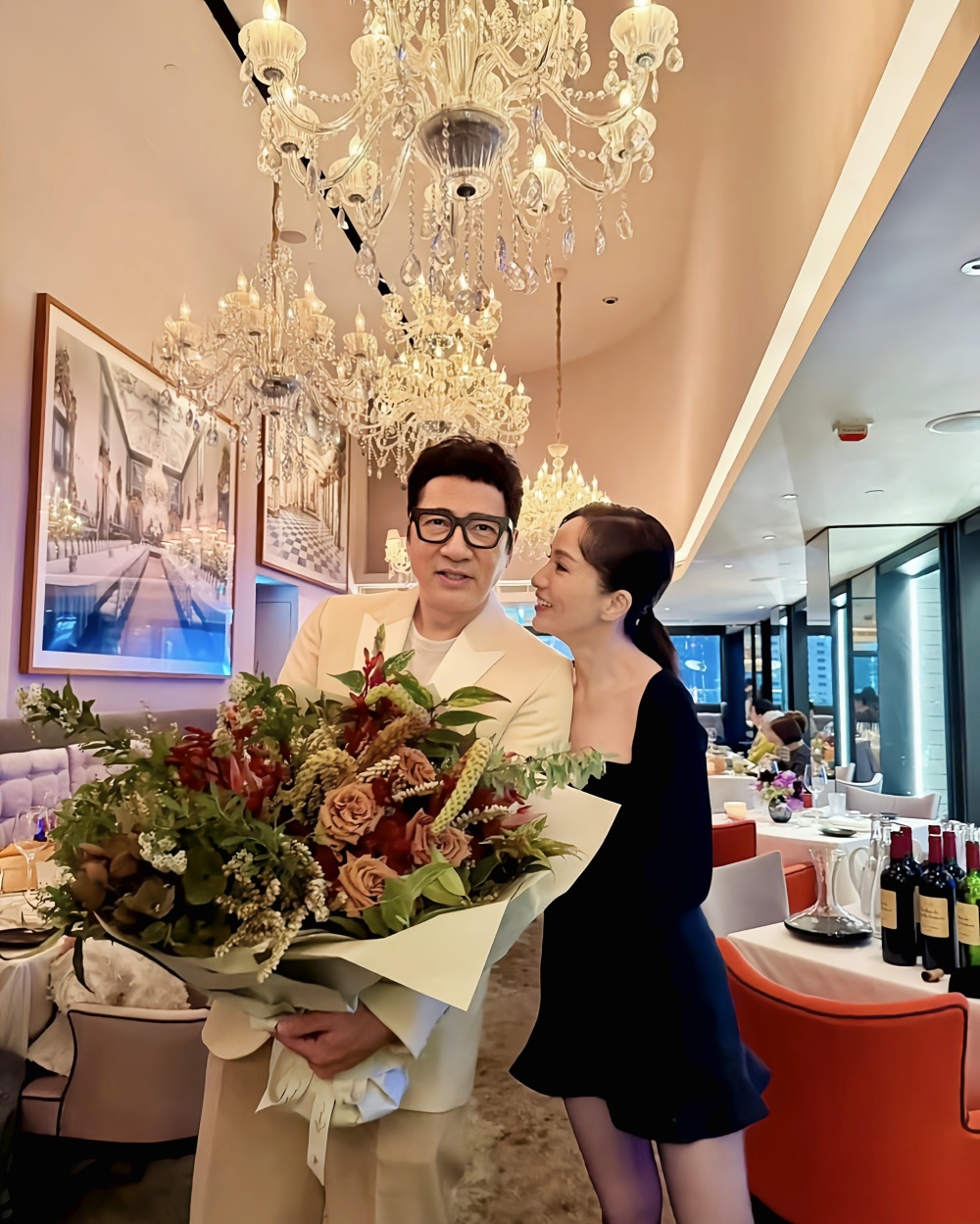 单立文办65岁生日宴,和妻子胡蓓蔚当众拥抱,两人结婚16年未生育_腾讯