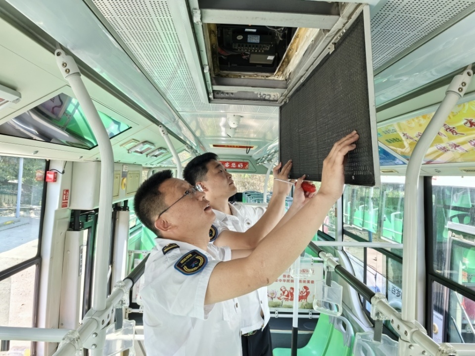 来临,为给市民提供清凉的出行环境,确保空调公交线路下月正常投入使用