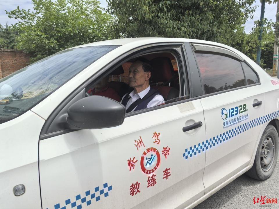 ▲文大爷练车