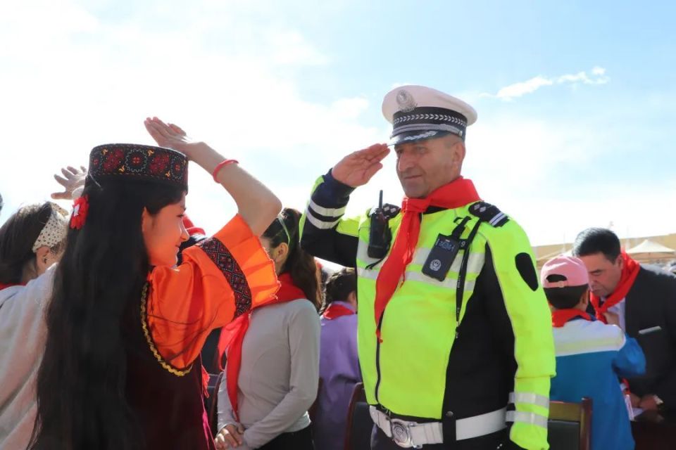 新疆交警发出儿童节交通安全"大礼包"