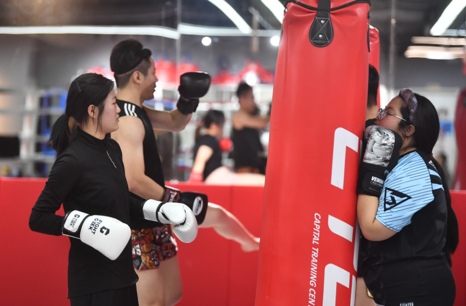 想成为下一个贾玲吗?京城格斗馆"火"起来了,直击——_