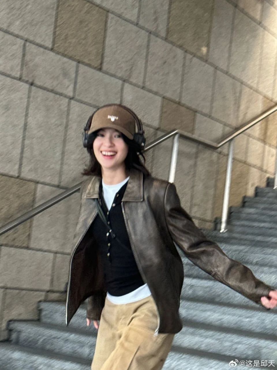 周雨彤,周也的开衫高阶玩法,可学~_腾讯新闻