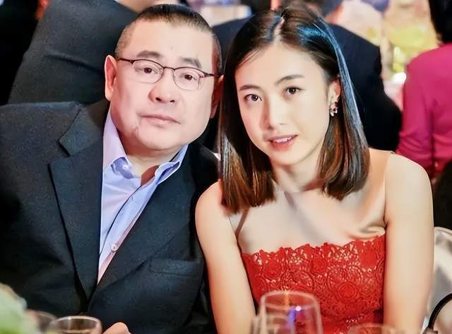 甘比巨亏100亿出局,老公稳拿美女与财富