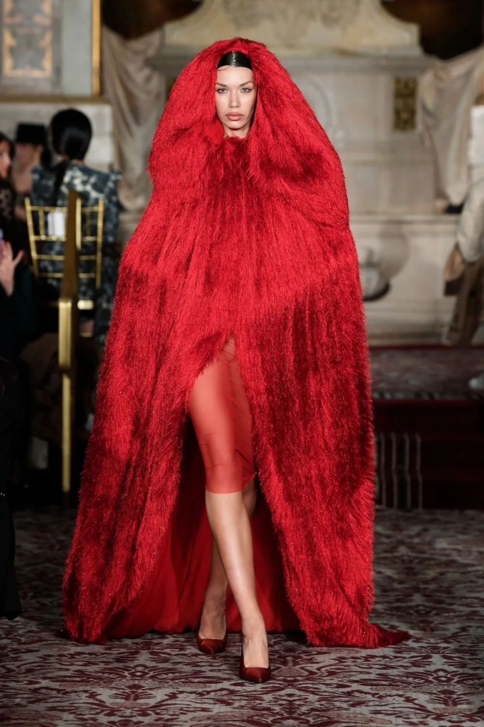 目前,christian siriano品牌的经营范围包括女装,手袋,鞋靴,箱包,婚纱