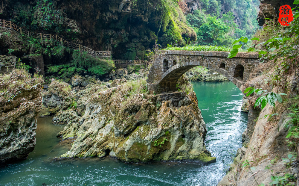 多彩贵州亲子游:马岭河峡谷,童声笑语与峡谷瀑布共绘欢乐诗画