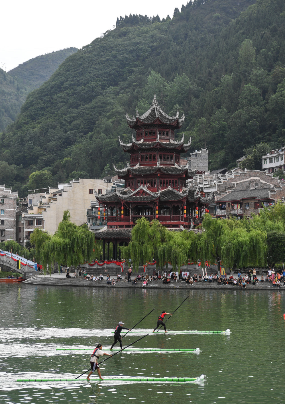 镇远古城青山绿水独竹漂