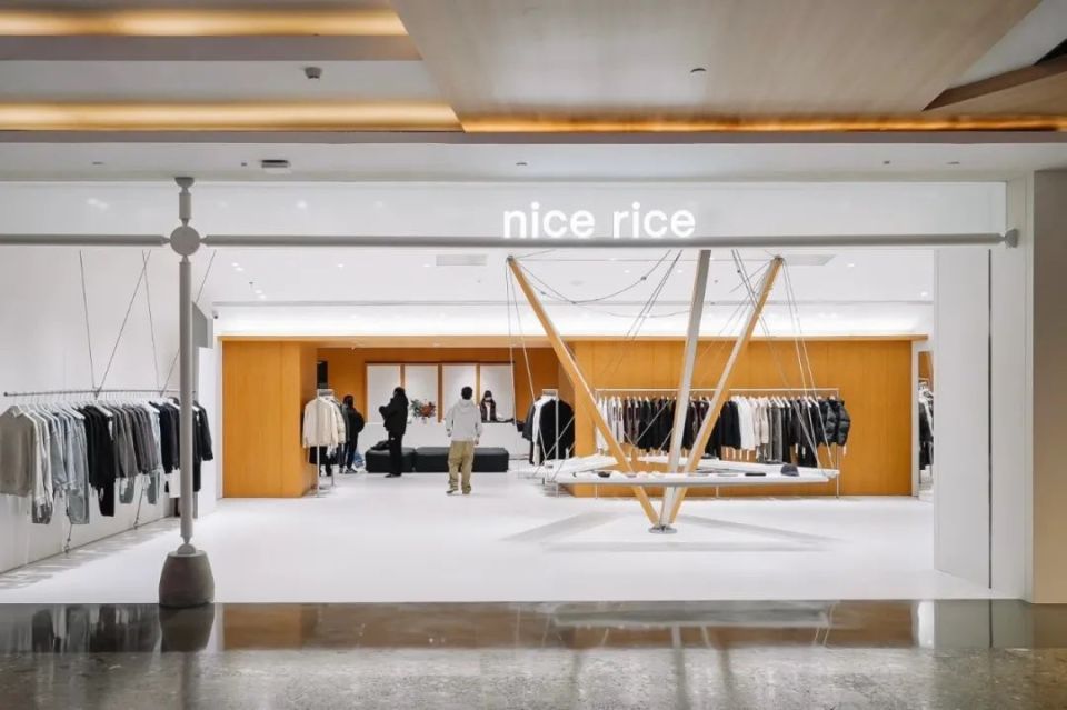 空间比服装更有表达欲，只做基础款的nice rice好饭如何俘获年轻人_腾讯新闻