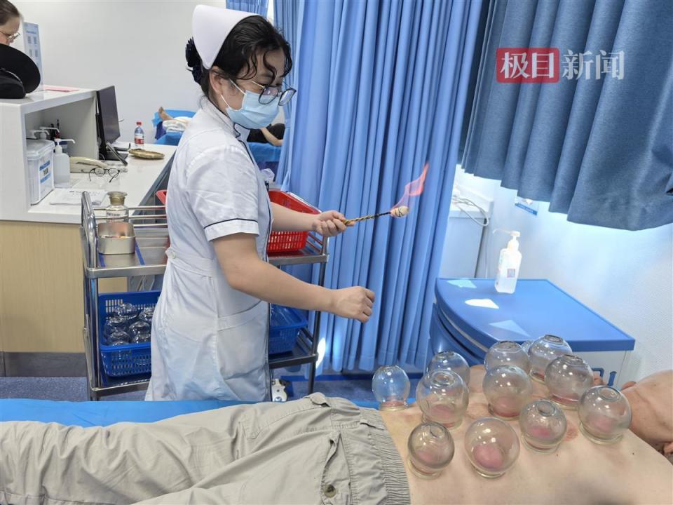 小刘说:"刚开始拔罐有一种轻微的吸附感,还有一点暖暖的感觉.