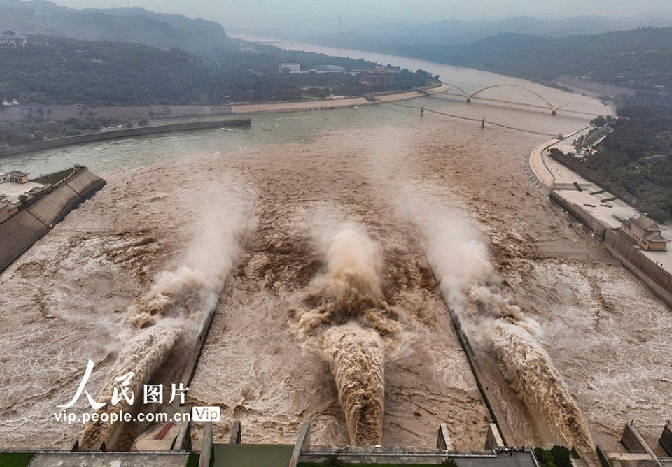 河南济源小浪底持续泄洪确保安全度汛