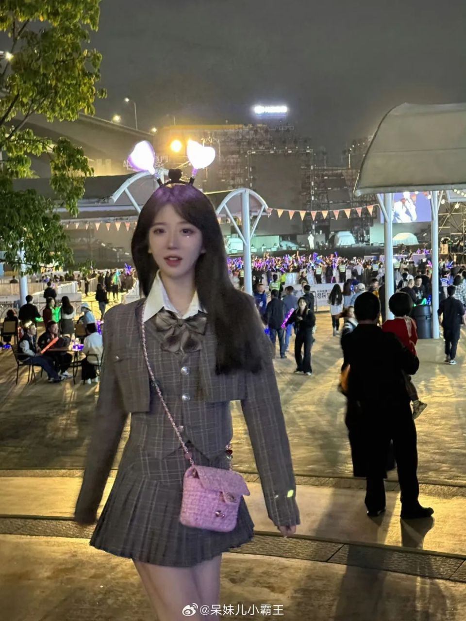 呆妹儿晒美照,颠覆往日形象,清凉着装亮相直播间,被超管拿下后称:你别