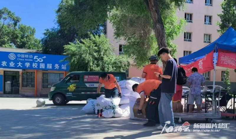 毕业季带来"毕业寄"高峰 乌市邮政开通校园包裹收寄绿色通道