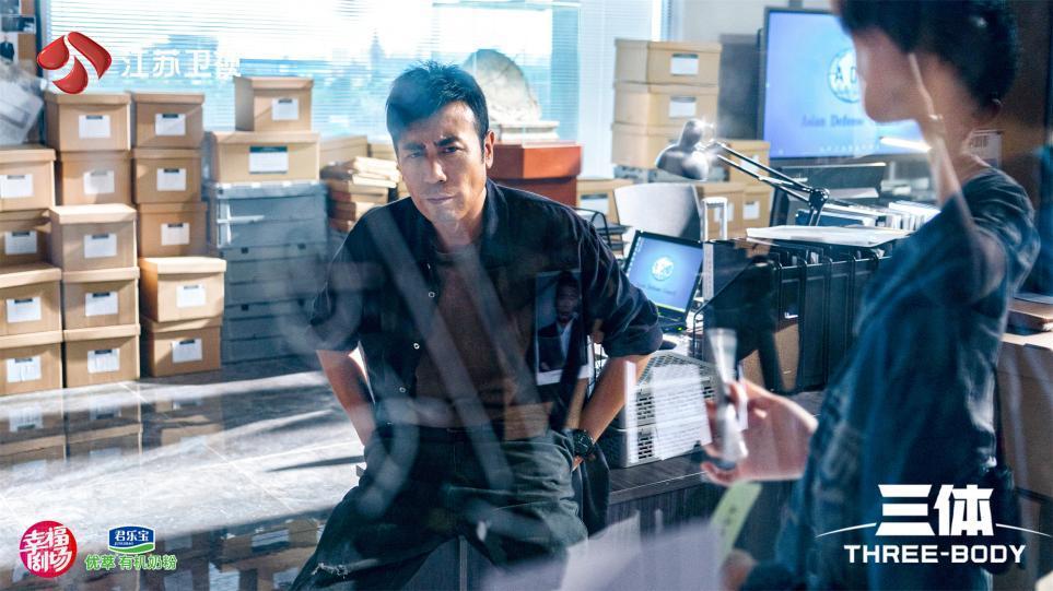 电视剧《三体》正在江苏卫视播出,于和伟饰演的警察史强总是身穿一件