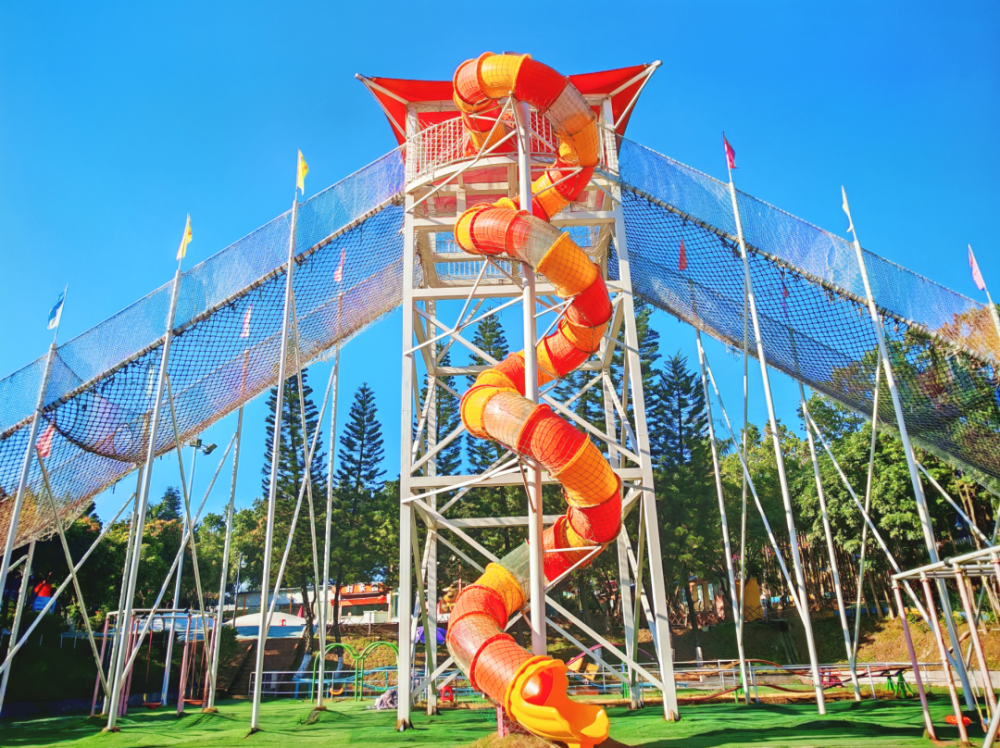 无动力乐园的游乐项目丰富,超长彩虹滑道,超级大滑梯,勇攀高峰等是最