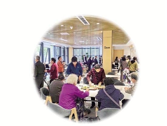一到饭点,绍兴市越城区北海街道快阁苑小区邻里中心的共享食堂就热闹