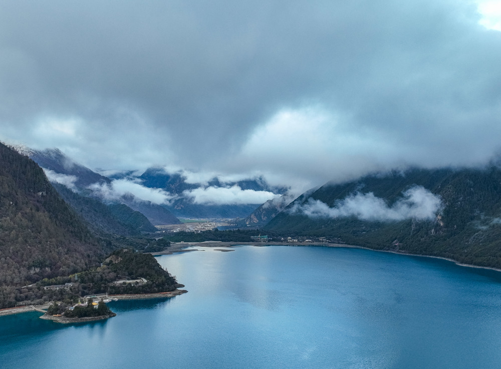 西藏雾起巴松措