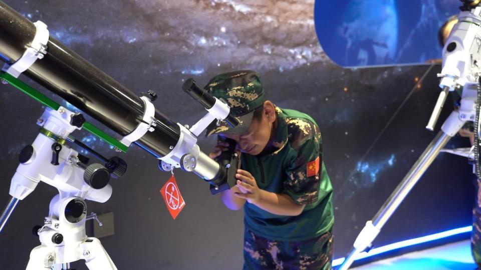 在天文科普馆,感受科技魅力新疆额敏小特警军事训练营负责人 娜琴"