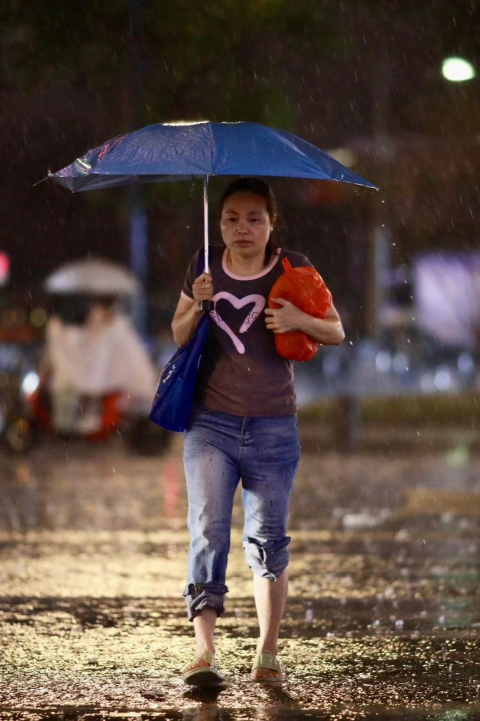 正在下大雨的照片图片