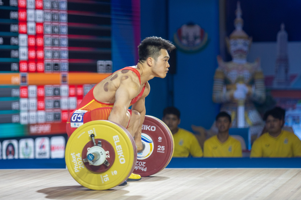 举重世界杯石智勇获73公斤级抓举金牌