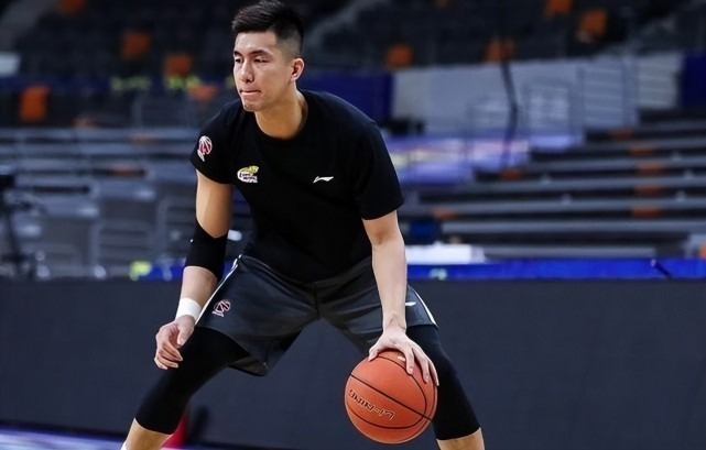 放松郭艾伦赶上西班牙复活节放假一天逛街低头玩手机不敢看漂亮姑娘