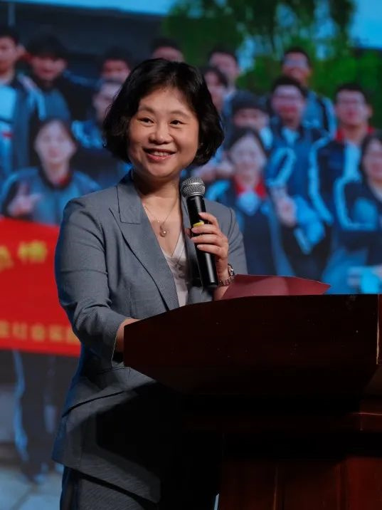 写信人:虞晓贞(上海市建平中学校长)亲爱的2023届同学们:大家好!