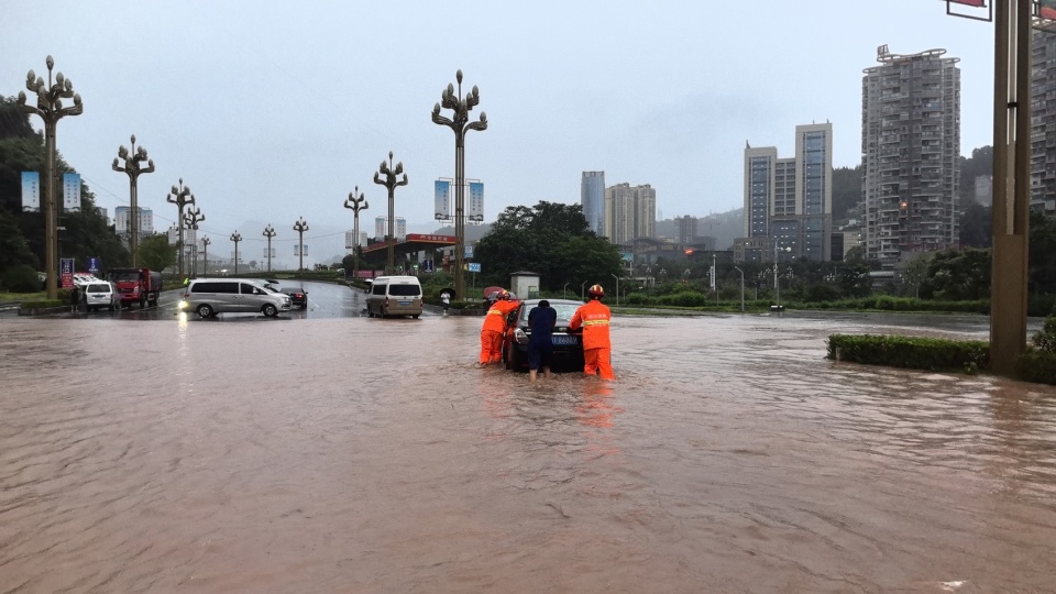 c视频丨四川多地暴雨,消防员冒雨救助人员车辆脱险