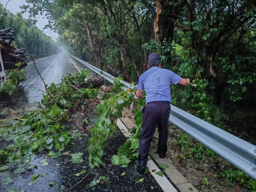 雨中警察图片