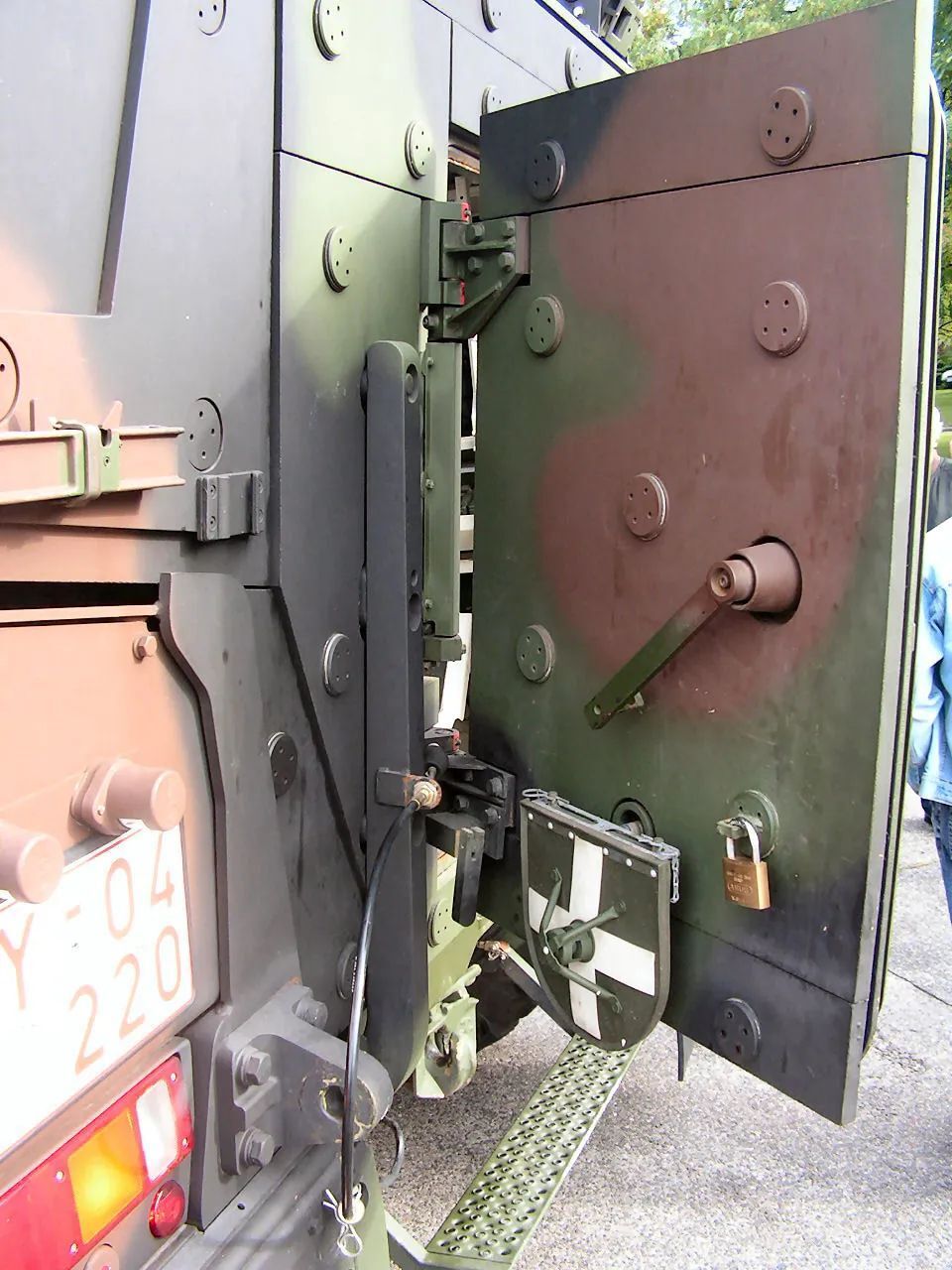 自带马桶座的德国拳击手重型轮式装甲车