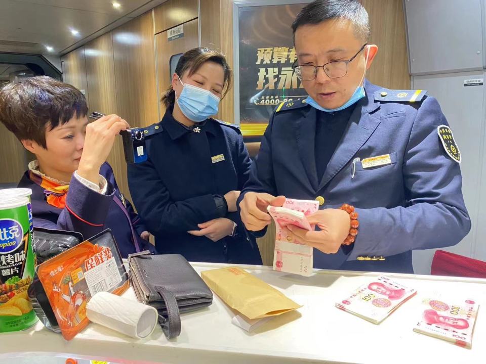 邵阳开往长沙高铁商务座遗留手拿包内有近2万现金列车长及时处置