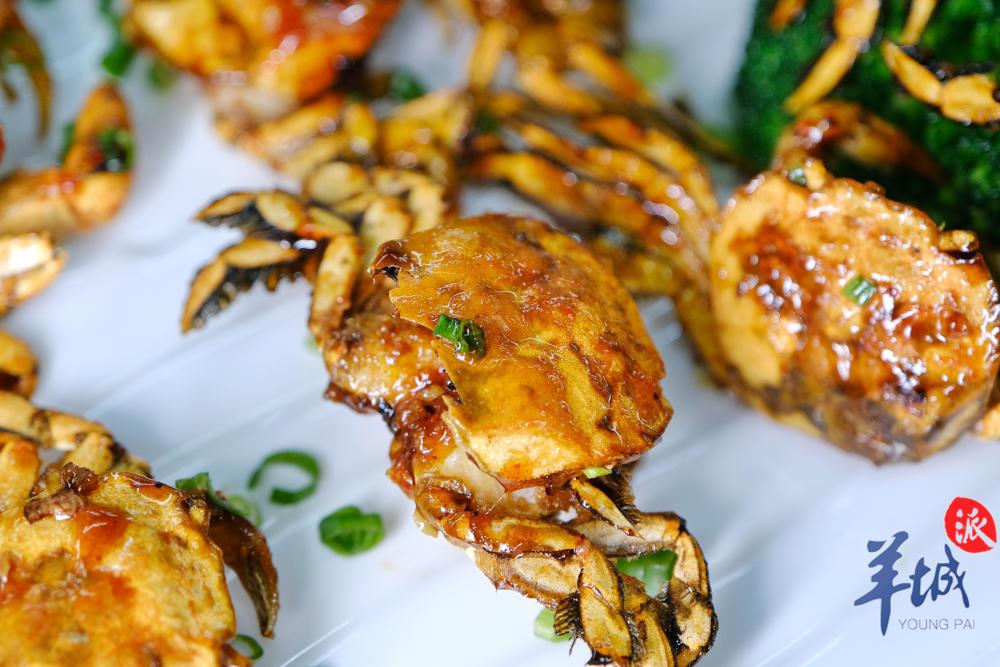 两个指头般大小的蟛蜞,可以说是迷你版的螃蟹,同样也有一股浓郁的鲜甜