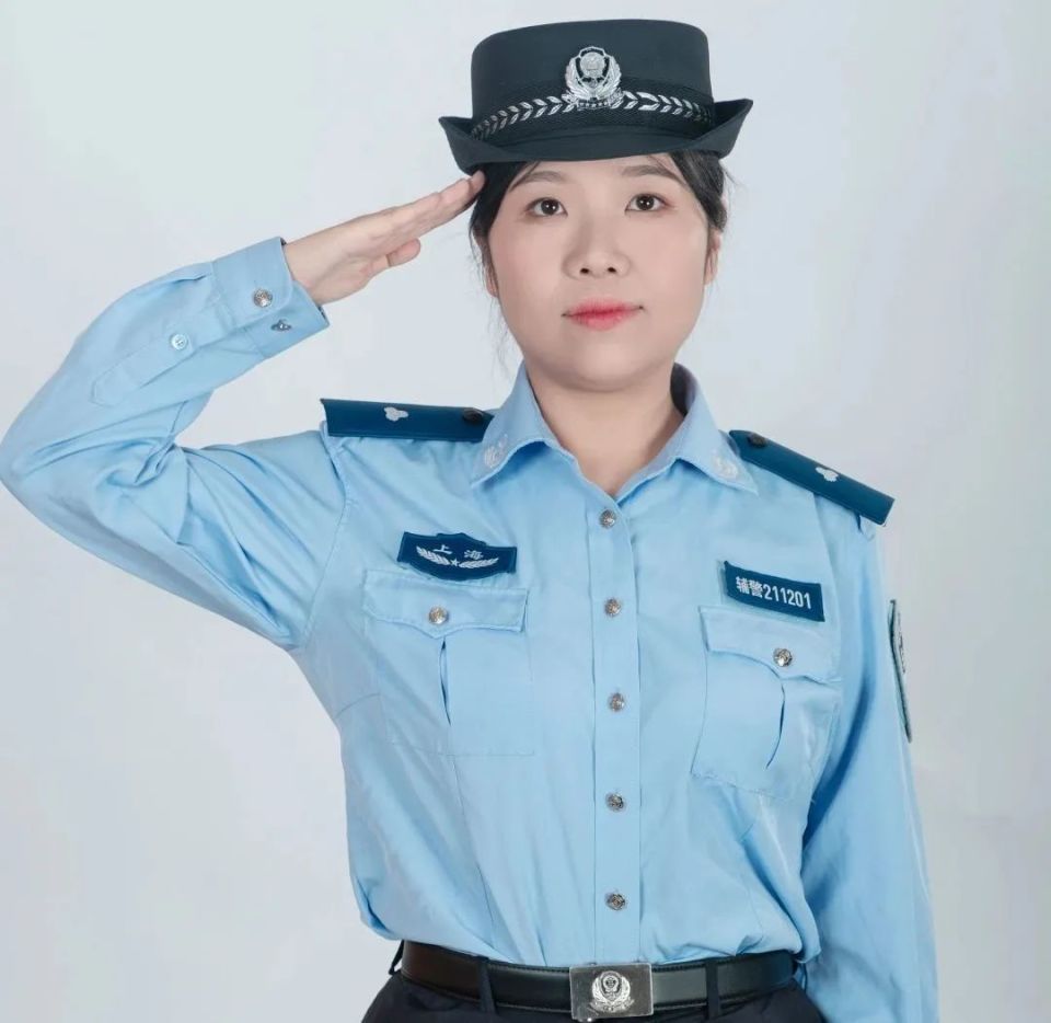 网传女辅警照片系冒用图片