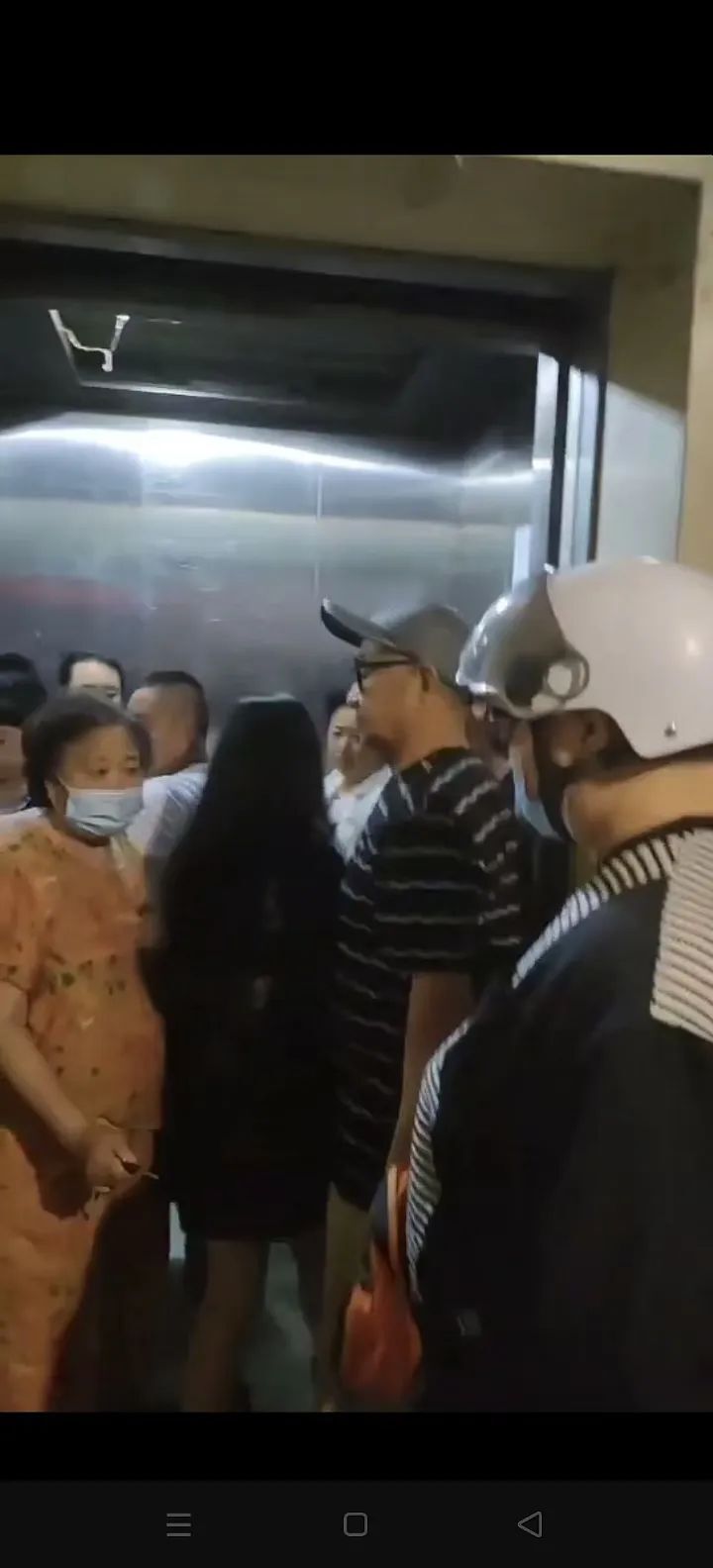 100多户挤一部电梯 明明两部电梯为何总有一部不能用?