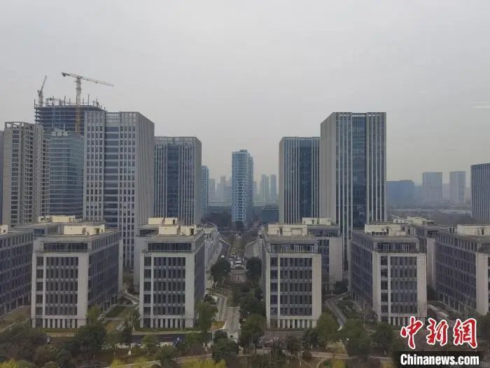 杭州全面取消二手房限购；全国首个跨省共建蓝碳生态碳账户发布；国家开发银行原副行长周清玉被提起公诉；三棵树起诉恒大系公司索赔近2亿_腾讯新闻