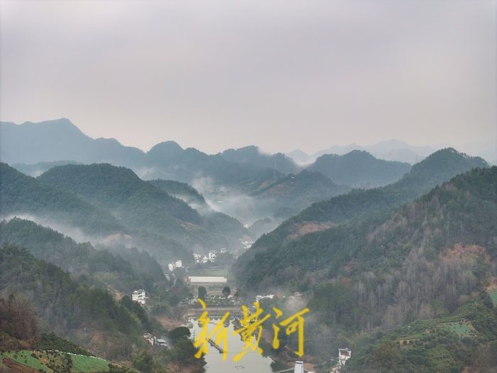 新安江山水画廊风景区位于安徽省黄山市歙县深渡镇,全长约百里,景区