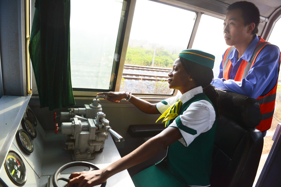 在中国公司,尼日利亚第一个女火车司机是怎样诞生的?