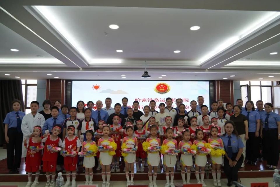 活动以哈密市第四幼儿园啦啦操开场,随后,哈密市第十三小学的两支参赛