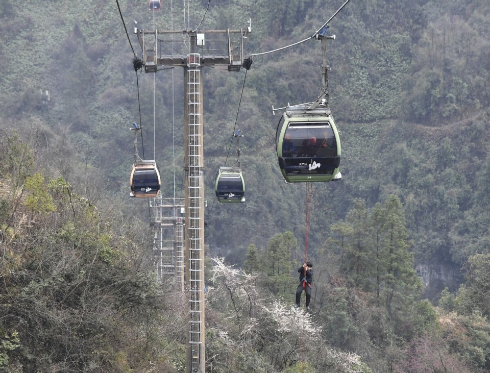 张家界天门山索道开展高空救援演练