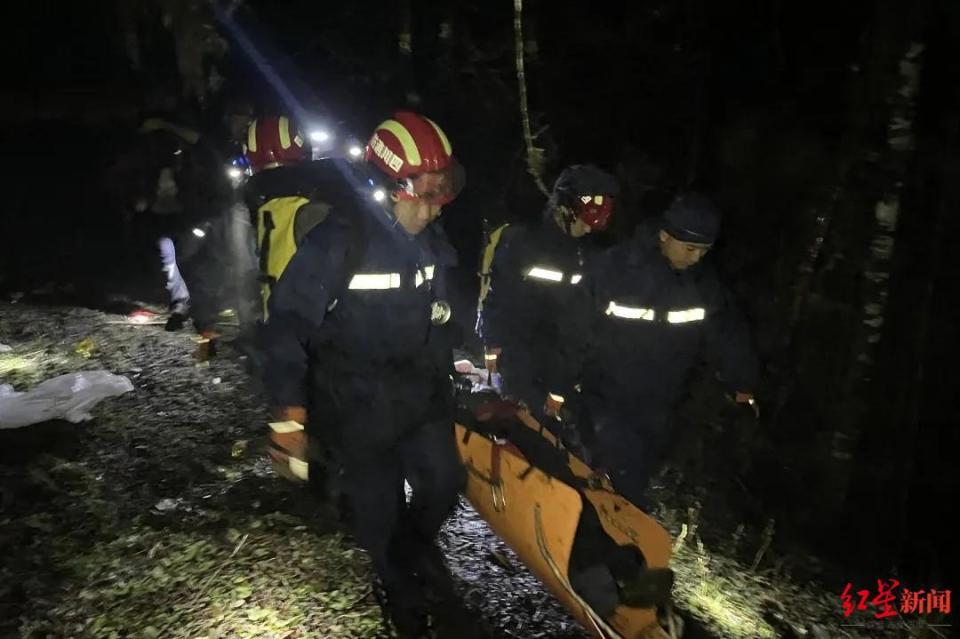 一驴友穿越四川甘孜未开发山脉受伤被困雅安消防跨区救援