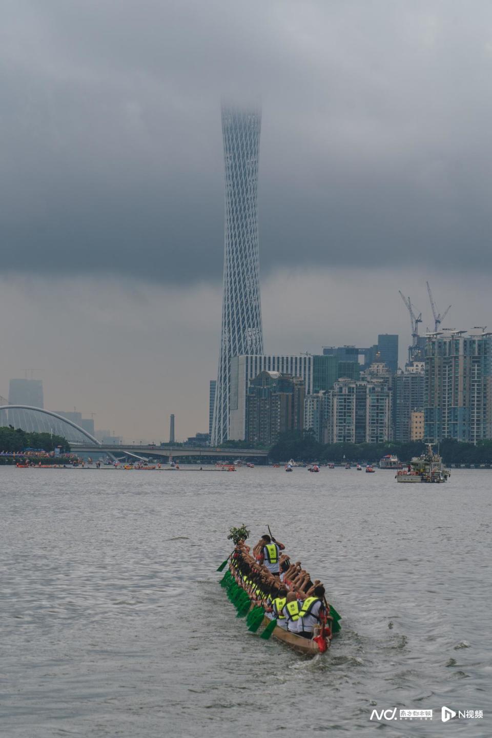 2023年廣州國際龍舟邀請賽,正進行決賽階段比賽,看圖-騰訊新聞