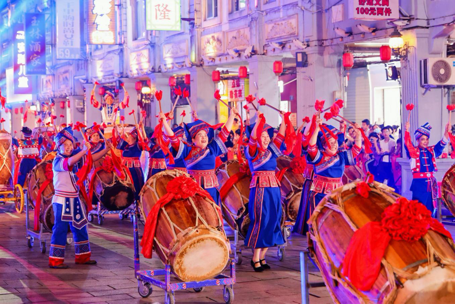 假期期间,玉州区十字街继续搅热文旅市场,唱山歌,赏非遗,品美食,秀