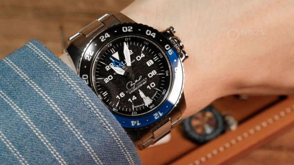 那么回到手表本身,这枚纪念款腕表也顺应了近几年来最流行的gmt配色之