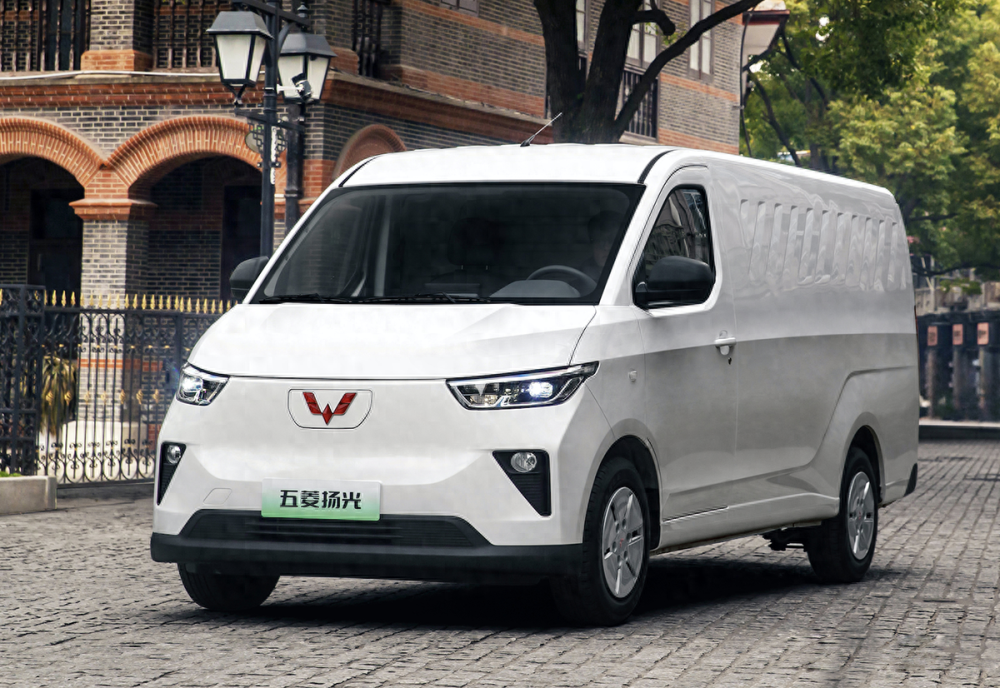 新款五菱扬光官图发布侧滑门对开式后尾门续航230300km