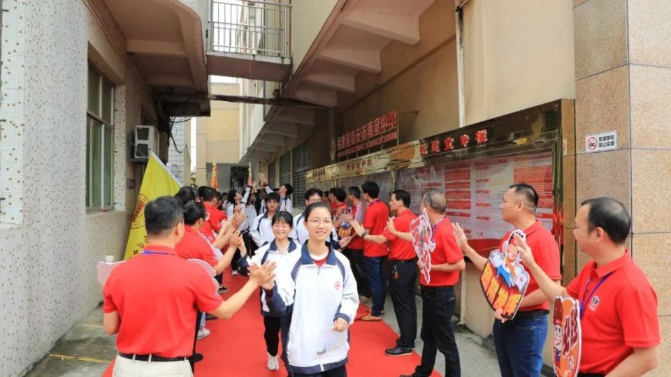 胜利与祝福的红色polo领教师们统一身着南星中学的传统送考仪式再次