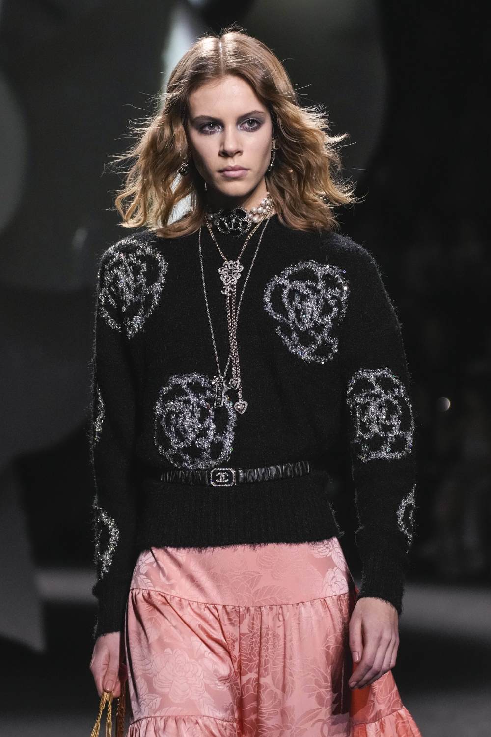 模特在法国巴黎时装周上展示香奈儿品牌的2023-2024秋冬新款服装