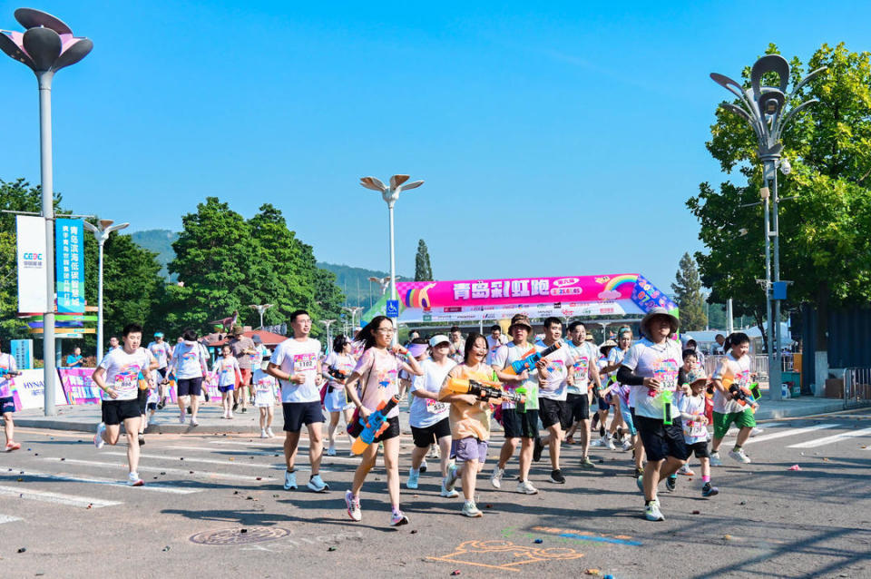 彩虹粉水枪释放运动魅力！第六届青岛彩虹跑开启欢乐之旅