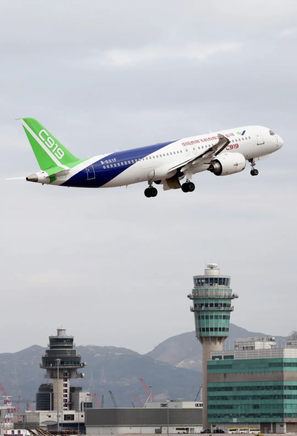 c919从香港国际机场起飞飞向维多利亚港