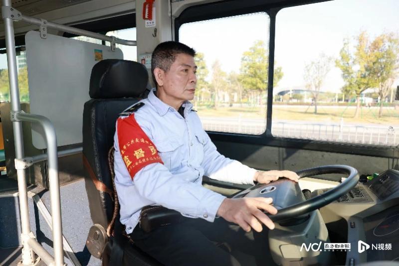 汕头公交车司机钟益辉:轿车自燃他灭火,老人昏迷他送医