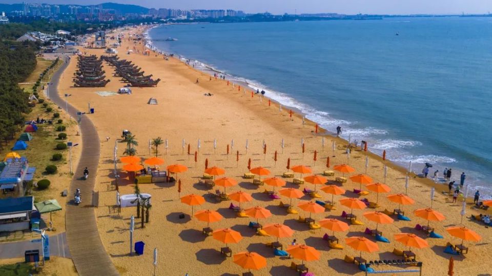 6月10日,端午假期第三天,前来山东日照海边旅游的全国各地的游客络绎