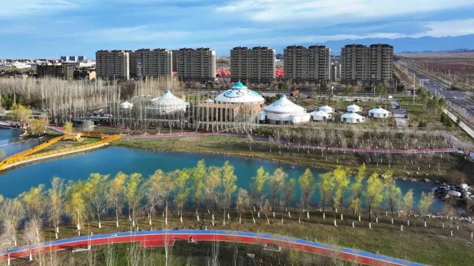 30日将进行本届环湖赛第三赛段的比赛起点为博乐市终点为温泉县赛程90