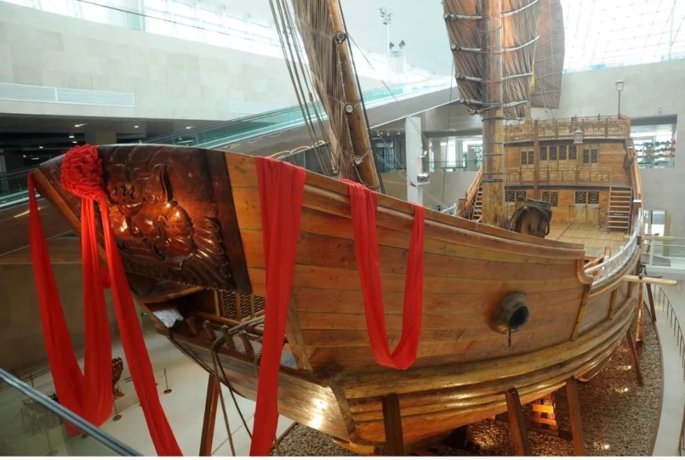 中国航海博物馆中央展厅在展的仿明代福船.