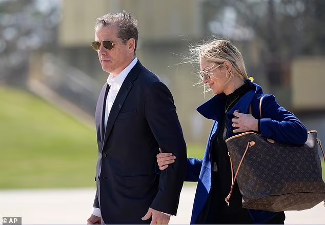 小博是拜登的儿子亨特·拜登和第二任妻子梅丽莎·科恩的独生子.